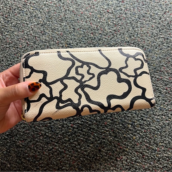 Black & White Cream Swirl Circle Blob Pattern Design Clutch Wallet Accessory - Picture 4 of 16